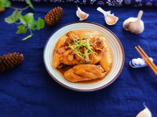 18、蒜香红烧鸡翅,成品，可以切一些姜丝做装饰
