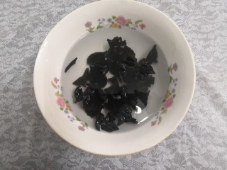 1、猪心汤,木耳放入温水中，泡发