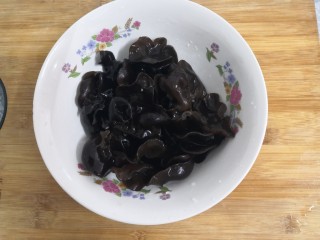 2、猪心汤,泡发的木耳，洗干净，备用