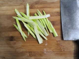 3、猪心汤,芦笋去皮，洗干净，切片，备用