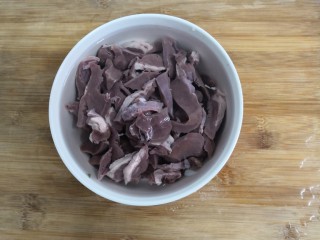 5、猪心汤,切片的猪心，放入500克水，浸泡出血水