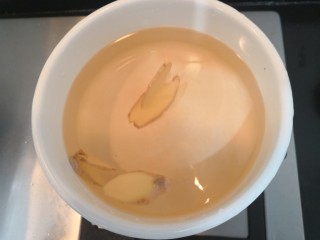 7、猪心汤,把1000克水倒入锅中，放入姜片，料酒，糖