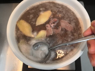 9、猪心汤,烧煮过程中，撇去浮沫
