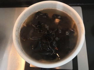 11、猪心汤,时间到，倒入木耳，洒入盐，继续烧煮