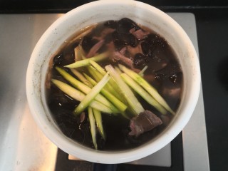 12、猪心汤,滚开后，倒入芦笋，中小火煮5分钟即可