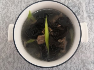 13、猪心汤,时间到，把猪心汤盛入碗中