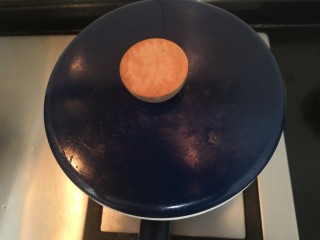 10、猪心汤,滚开后，关小火焖煮30分钟