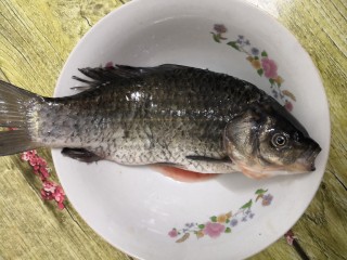 1、鲫鱼粉皮汤,鲫鱼，刮鳞，去内脏，洗干净，备用
