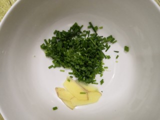 2、鲫鱼粉皮汤,小葱洗干净，切段和姜片放碗中，备用