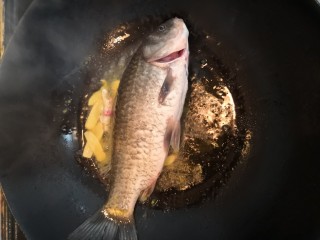 5、鲫鱼粉皮汤,姜片爆香，放入鲫鱼，这里关中小火煎