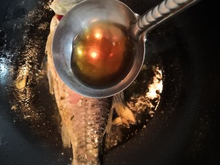 7、鲫鱼粉皮汤,放入料酒