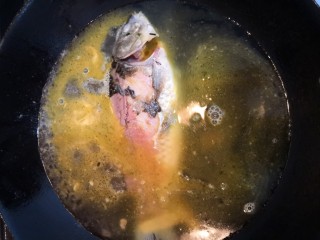 8、鲫鱼粉皮汤,放入开水，开大火烧煮
