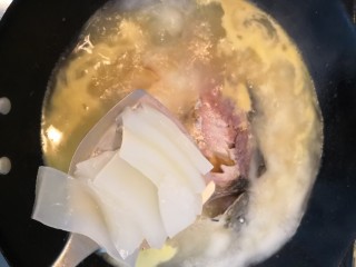 12、鲫鱼粉皮汤,把粉皮也放进去，搅拌均匀