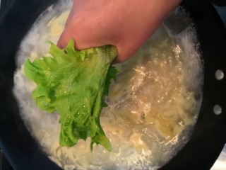 13、鲫鱼粉皮汤,水再次滚开，放入生菜