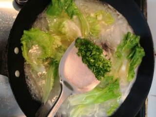 14、鲫鱼粉皮汤,放入小葱，搅拌均匀