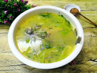 15、鲫鱼粉皮汤,搅拌均匀后，即可盛出，上桌