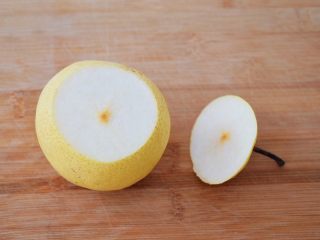 3、冰糖雪梨银耳,把雪梨洗净，切去上端的三分之一