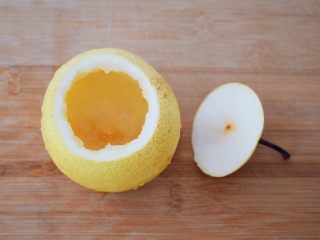 4、冰糖雪梨银耳,再挖出中间的果肉，底部不要挖通了，挖好就象一个碗一样