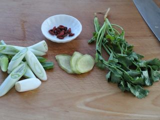 2、清炖牛肉萝卜汤,准备辅料：大葱切小段，生姜切片状，枸杞和香菜洗净备用