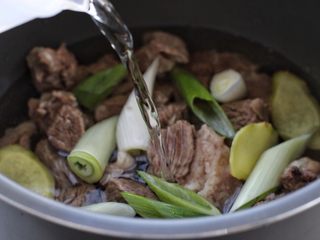 7、清炖牛肉萝卜汤,再倒入适量清水，上汽后压二十分钟