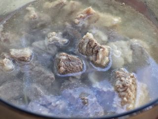 8、清炖牛肉萝卜汤,将压至熟烂的牛肉连同汤一起倒入汤锅中，葱姜挑出来丢弃不要