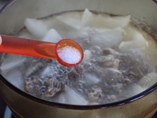 11、清炖牛肉萝卜汤,待萝卜炖至透明状态时，按照个人口味调入适量的盐，搅拌均匀