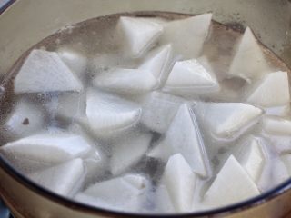 9、清炖牛肉萝卜汤,然后放入萝卜块继续炖煮二十分钟