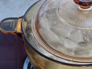 10、清炖牛肉萝卜汤,加入萝卜后记得把锅盖留个小缝，这样在炖煮的过程中臭萝卜气味就都散发了