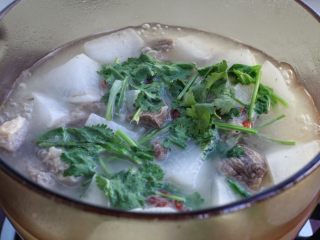 12、清炖牛肉萝卜汤,最后放入枸杞煮两三分钟，出锅前切点香菜段放进去就可以了