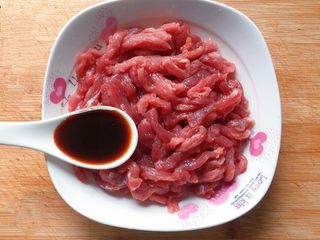 4、青椒炒牛肉丝,加入1汤匙生抽；