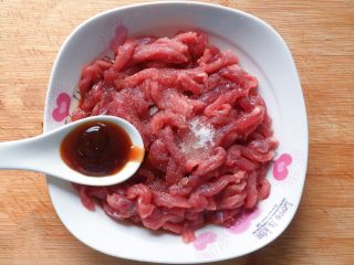 6、青椒炒牛肉丝,加入1汤匙耗油；