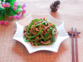 15、青椒炒牛肉丝,出锅装盘即可食用。