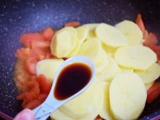 8、番茄土豆片,加入生抽