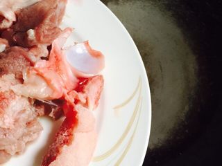 7、营养滋补+白萝卜筒骨汤,锅中加入清水倒入筒骨