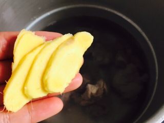 14、营养滋补+白萝卜筒骨汤,放入姜片