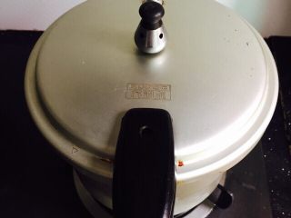 16、营养滋补+白萝卜筒骨汤,盖上锅盖大火煮开五分钟转中火焖煮二十五分钟