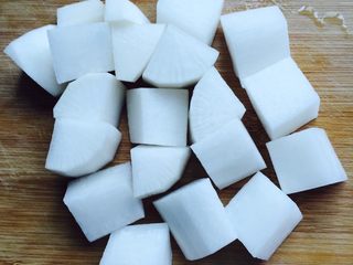 17、营养滋补+白萝卜筒骨汤,白萝卜洗净去皮切块