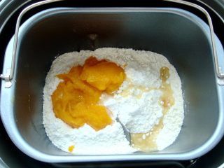 1、水果花篮面包,所有配料倒入面包桶里。