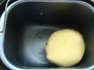 2、水果花篮面包,启动按键，开始和面。