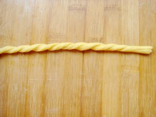 5、水果花篮面包,两个螺旋着拧到一起。（一手按着一端，一手搓，顺着劲儿就会拧到一起）