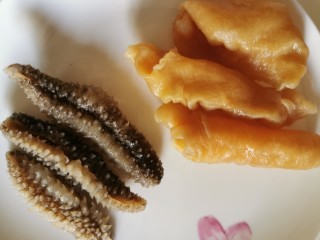 2、佛跳墙,鲍鱼、海参和花胶提前泡发好。