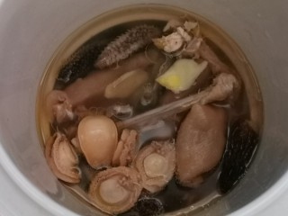 4、佛跳墙,所以食材用料放入炖盅，加高汤、花雕酒和纯净水。