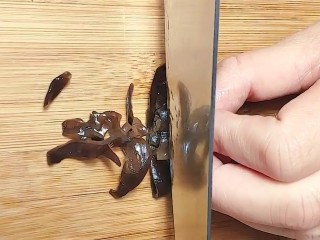 5、酸辣汤,黑木耳切丝备用