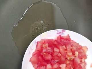 6、酸辣汤,起锅烧肉放西红柿丁