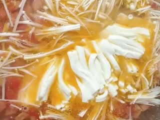 9、酸辣汤,开锅后倒入金针菇，火腿丝，盒豆腐，木耳