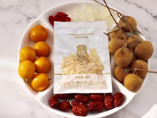 1、金燕耳金桔桂圆羹,准备好炖甜汤的所有食材，我买的这款金燕耳是免洗免泡的，打开就可以直接炖煮，特别方便，20分钟就出胶咯。