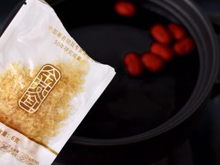 6、金燕耳金桔桂圆羹,撕开金燕耳的外包装倒入砂锅中。