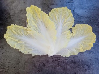2、素菜也疯狂～醋溜白菜,把白菜掰成瓣，洗干净备用