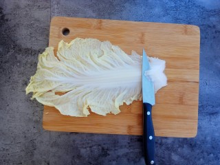 4、素菜也疯狂～醋溜白菜,就像这样，刀成45℃角下切