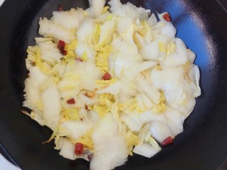 8、素菜也疯狂～醋溜白菜,大火翻炒，白菜会出不少汁